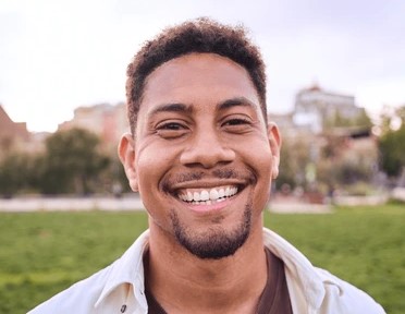 Person studiert mit intensivem Fokus