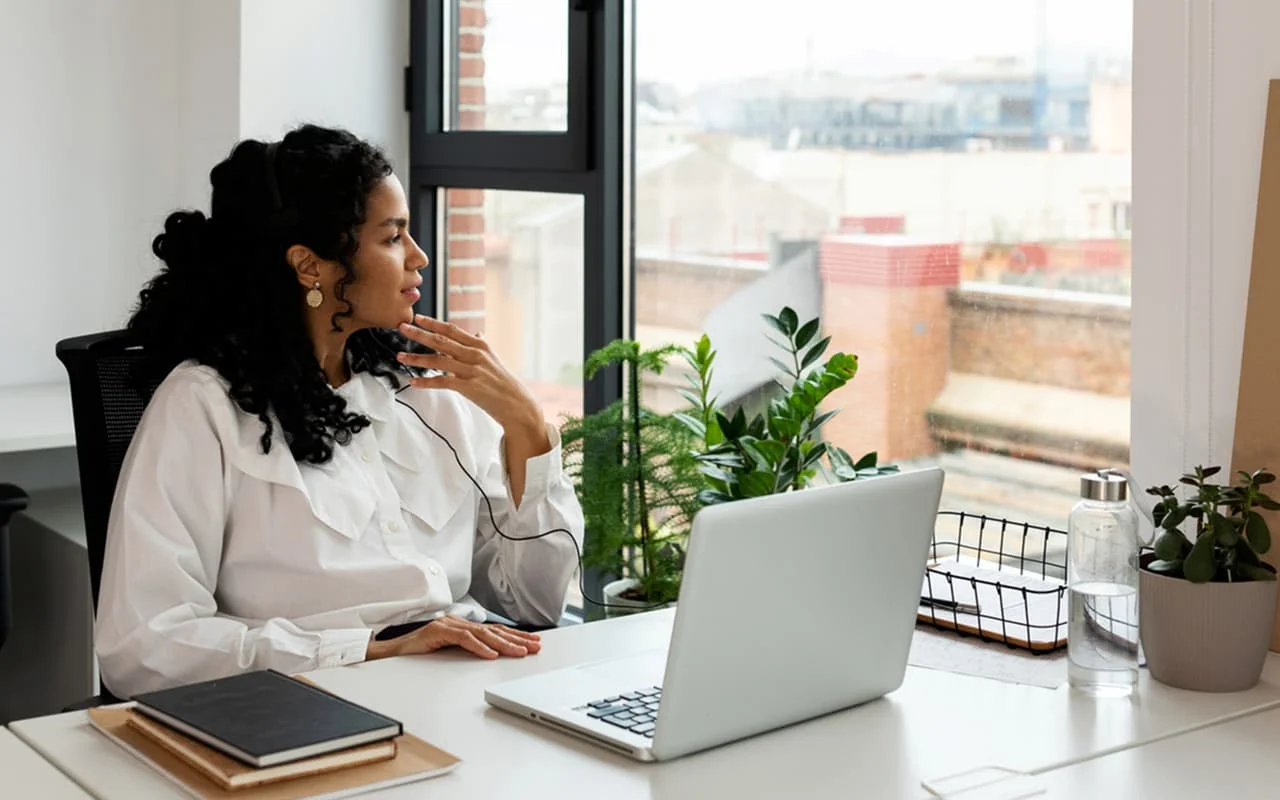 Fokussierte Arbeit an einer Schreibmaschine oder Tastatur